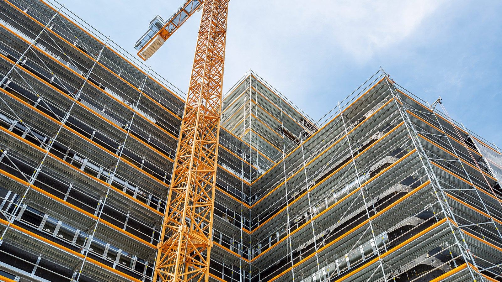Das umlaufende Arbeits- und Schutzgerüst auf Basis des PERI UP Easy Fassadengerüstsystems bildete eine wesentliche Grundlage für die Fertigstellung innerhalb des geplanten Kosten- und Zeitrahmens – ohne jeglichen Arbeitsunfall.
