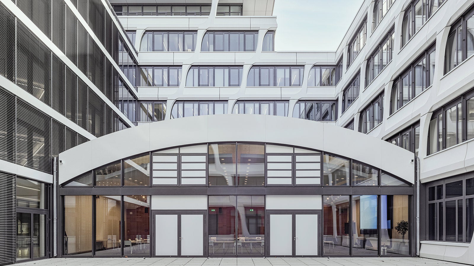 Für die Kuppeldecke entwickelte PERI eine Schalungslösung aus 82 individuell gefertigten Sichtbeton-Knaggenkästen, die vormontiert auf die Baustelle geliefert wurden. <br/>(Foto: Thilo Ross)