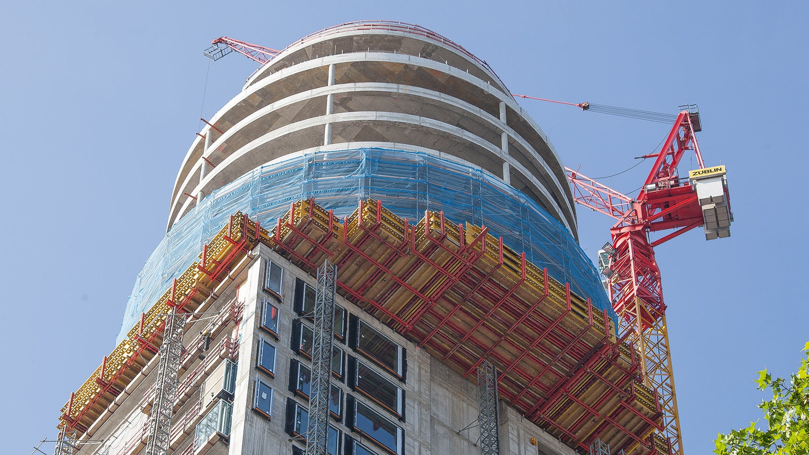 使用PERI UP FLex为悬挑式圆桶型建筑结构的立面安装搭建脚手架，使用PROKIT防护栏为开放的楼板边缘提供安全防护，是派利全套方案的完美补充。