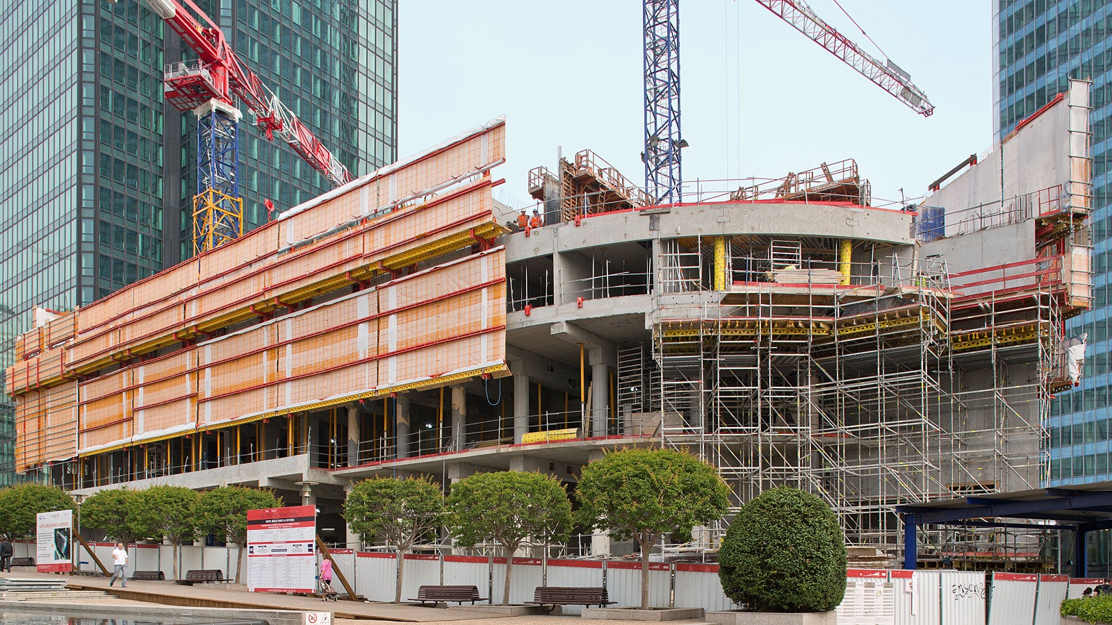 For the construction of the Hotel Meliá in the La Défense office district, PERI developed a comprehensive climbing formwork solution. This serves not only as an enclosure, which ensures the safety of the construction teams at all times, but also it supports the precast parapets during erection.