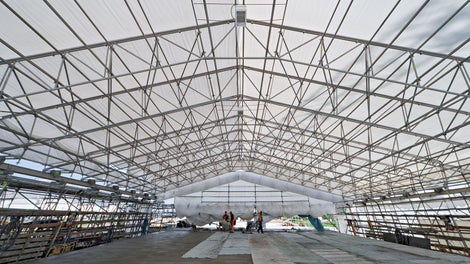 可靠的防护，不受天气影响，提高了施工的效率、质量。