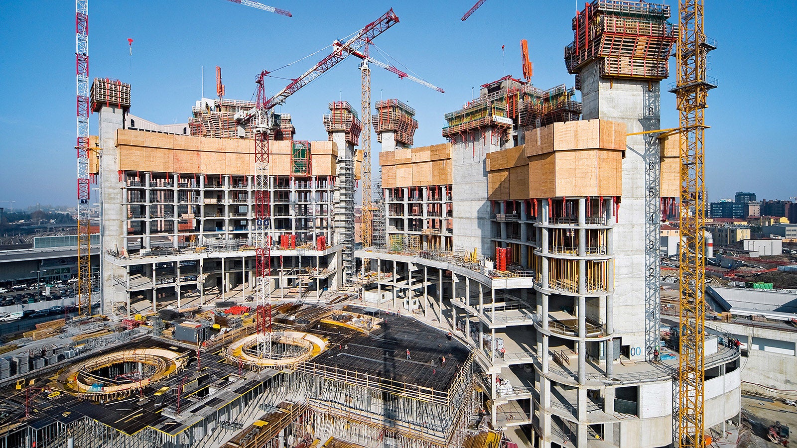 Each of the two towers has three reinforced concrete cores which were constructed with help of two PERI ACS self-climbing variants.
