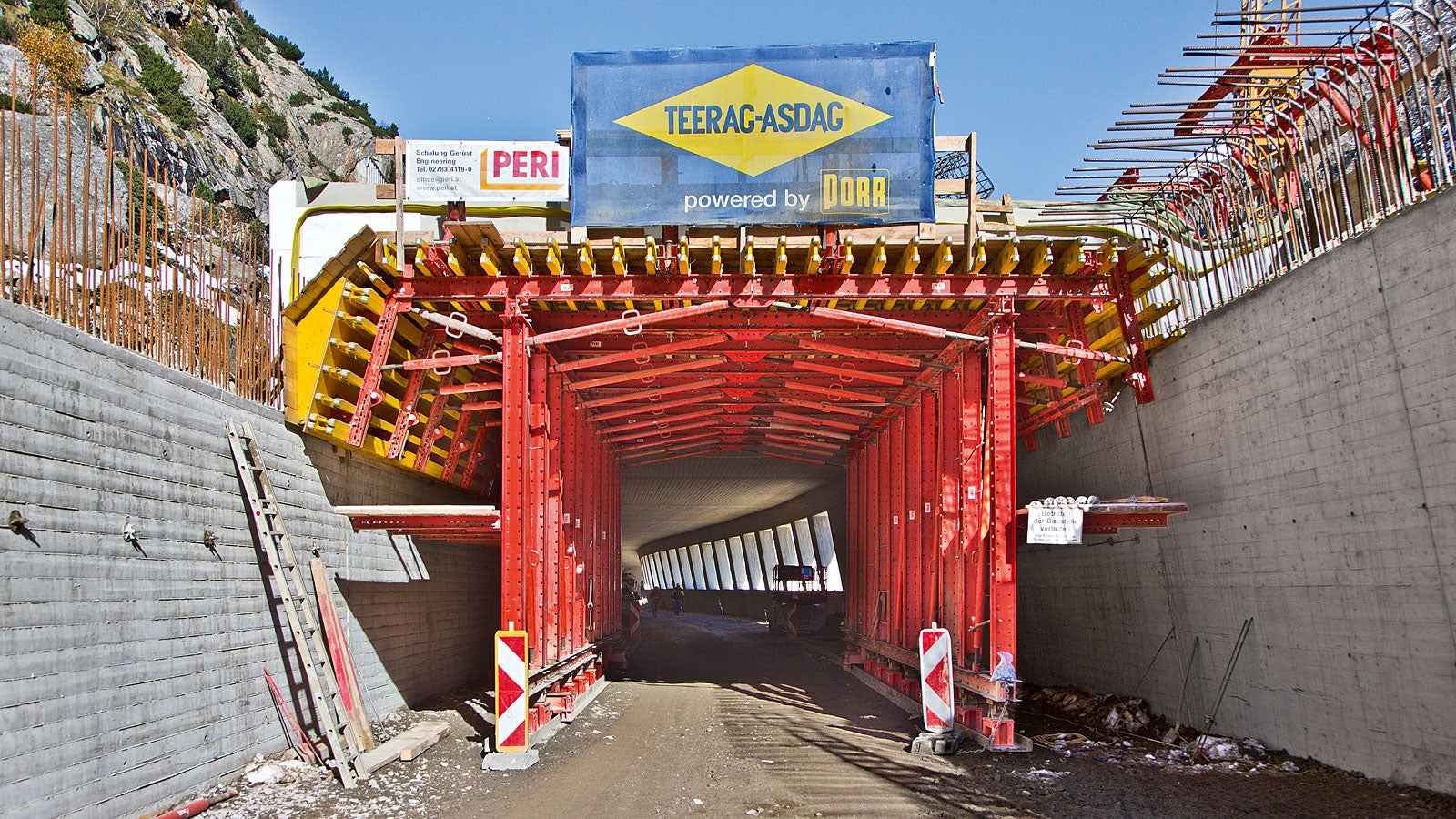 Pro Woche ließen sich gleich zwei Regeltakte mit jeweils 12 m Länge schalen, bewehren und betonieren.