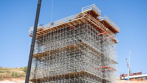 В качестве несущих лесов для опалубки корневого блока применялась система PERI UP. Был выполнен подробный статический расчет, что позволило применить минимальное количество несущих элементов. 