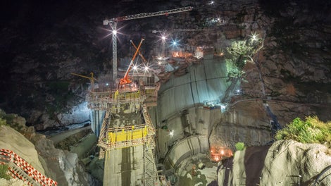 One of the biggest challenges is to stick to the construction phase and cost plan. For this reason, work also continued through the night on this complex project of immense proportions.