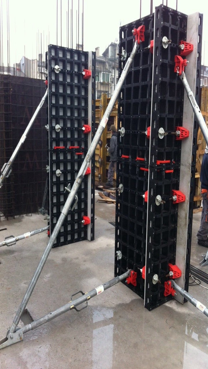 С мултифункционалните платна от системата - лесен вариант за кофраж на колона.