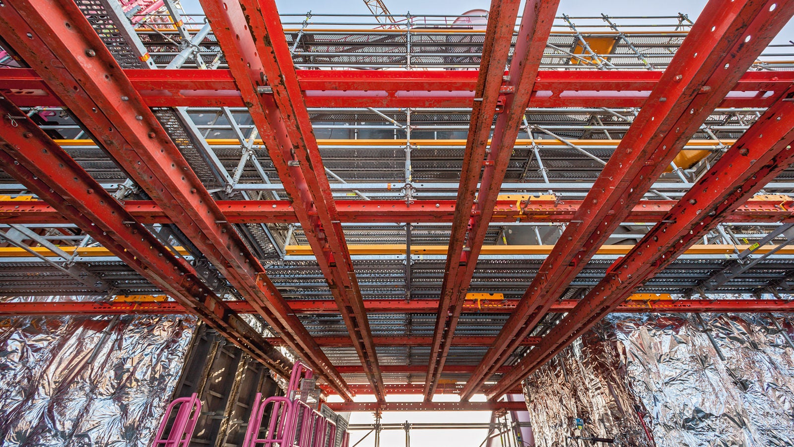 Das VARIOKIT Fachwerk überbrückte das nichttragende Flachdach und machte die darüber angeordneten Anlagenteile mit wirtschaftlichen Mitteln zugänglich.