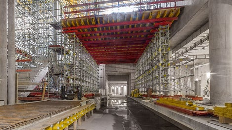 Individual and project-specific solutions can be implemented with the parts of the PERI UP modular scaffolding kit. Due to the fine system grid dimensions of the ledgers and decks and the eightfold connectable Rosett node, the system offers high adaptability to the building geometry. 