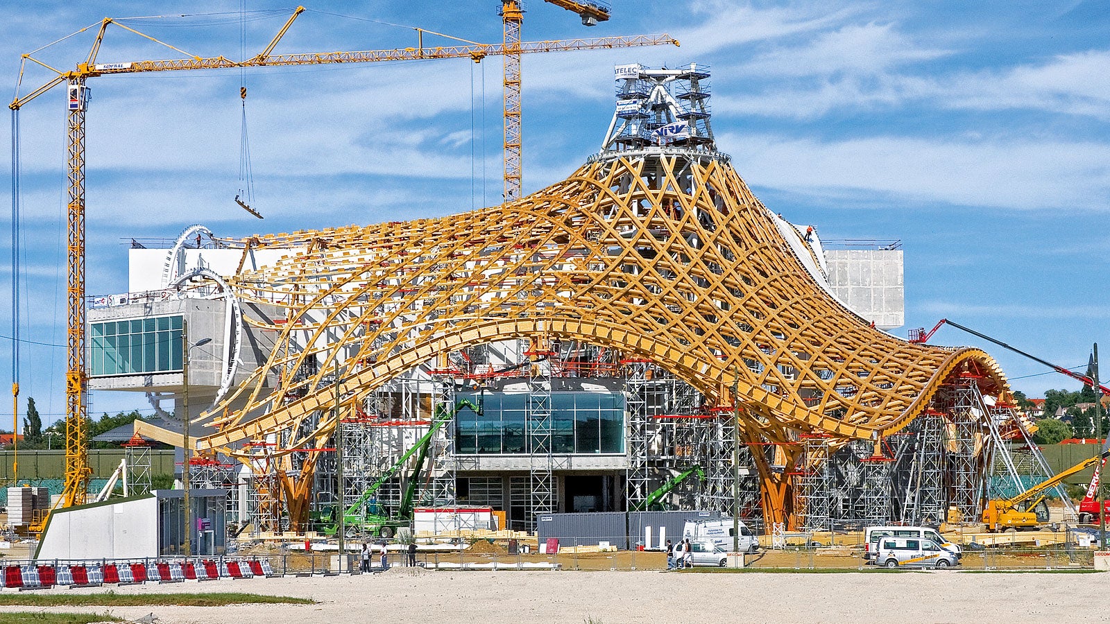 A construção do telhado semelhante a uma tenda atingiu uma altura de 77 m. Para as torres de escoramento PERI UP Rosett de até 32 m de altura, a adaptação à geometria complexa do telhado foi realizada utilizando componentes do sistema do kit de construção de engenharia VARIOKIT.