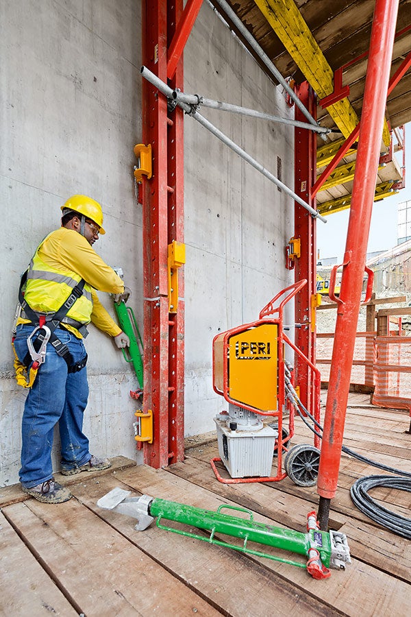 S oběma systémovými variantami - bednicí konstrukcí a šplhavou ochrannou stěnou - lze volitelně šplhat s pomocí mobilní hydraulické jednotky a tedy nezávisle na jeřábu.<br/>