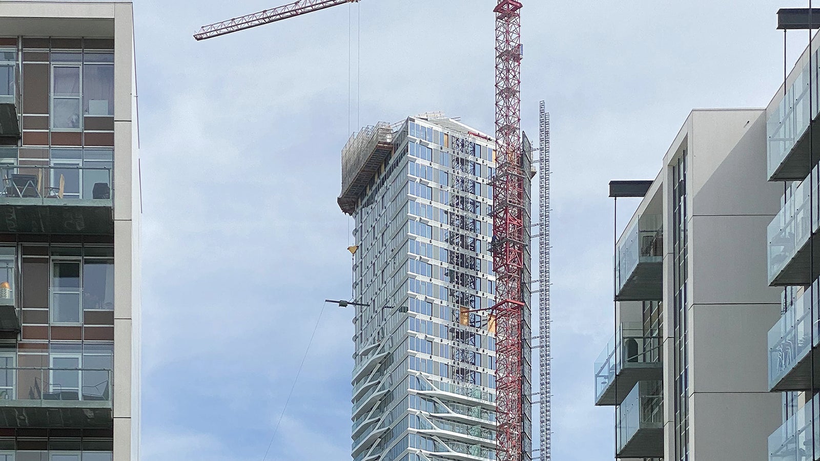 Die Herausforderung lag in der „Krönung” des Projekts, mit einer abweichenden Geometrie der oberen Etagen im Vergleich zu den unteren. Da eine Einrüstung bis zum 45. Stock nicht rentabel gewesen wäre, musste außerdem eine kreative Sonderlösung gefunden werden.