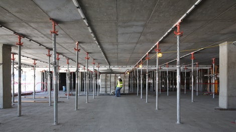 SKYDECK's drophead allows early stripping of the panels, only the shores and cover strips remain in place while the panels can be cycles to the next level.