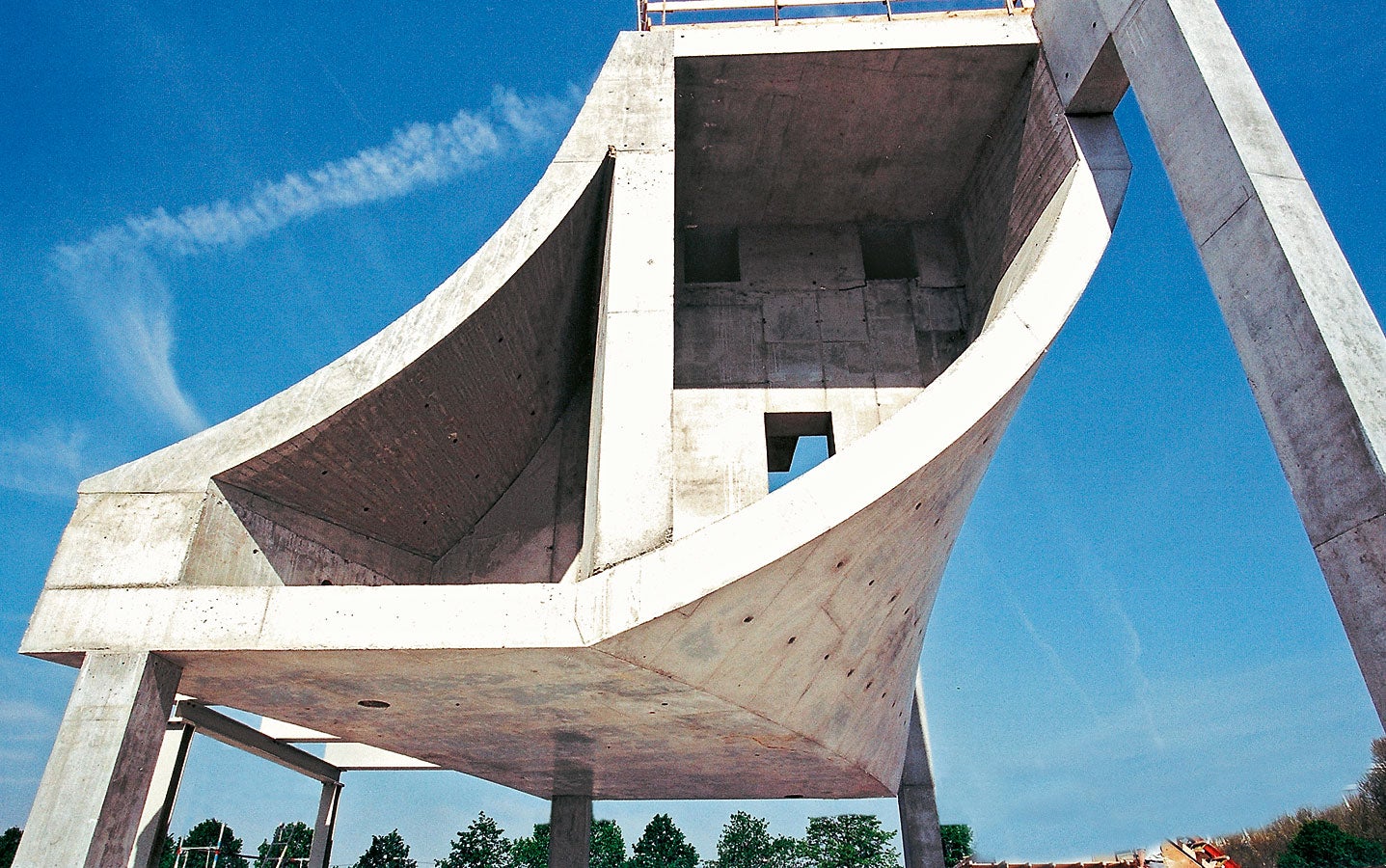 Anhand vorab erstellter Musterkörper wurde die Machbarkeit des Planungsverfahrens überprüft und die Umsetzung möglicher Betonoberflächen festgelegt.