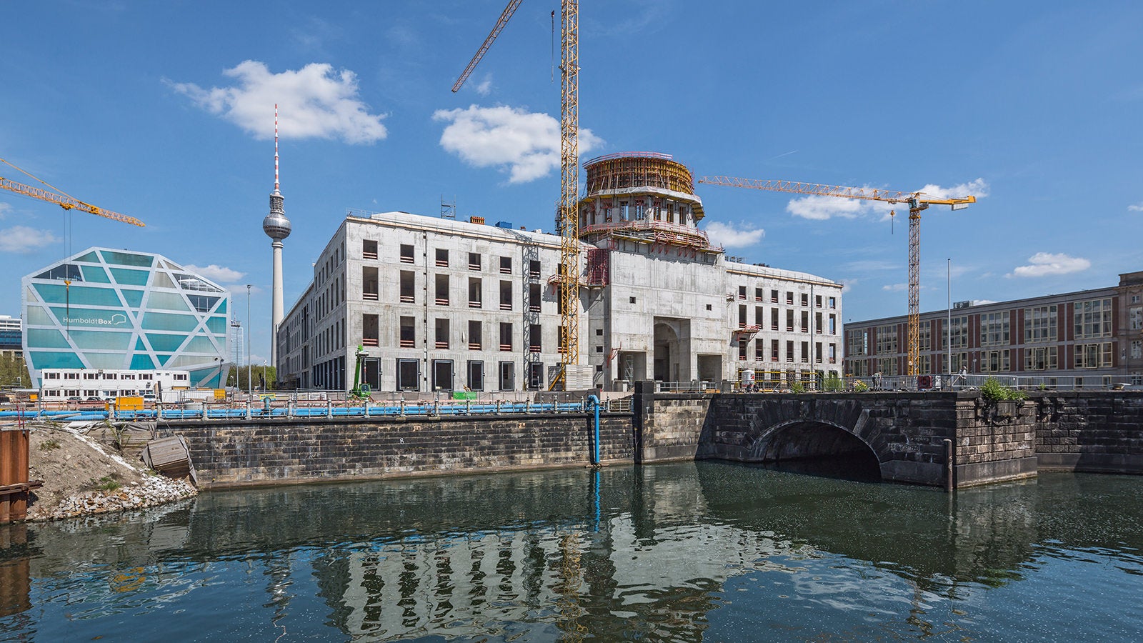Due to the PERI solution with external CB Climbing Platforms, no facade scaffolding was required for the shell construction. For the round reinforced concrete walls of the dome, RUNDFLEX Circular Wall Formwork was used together with FB 180 Folding Platforms.