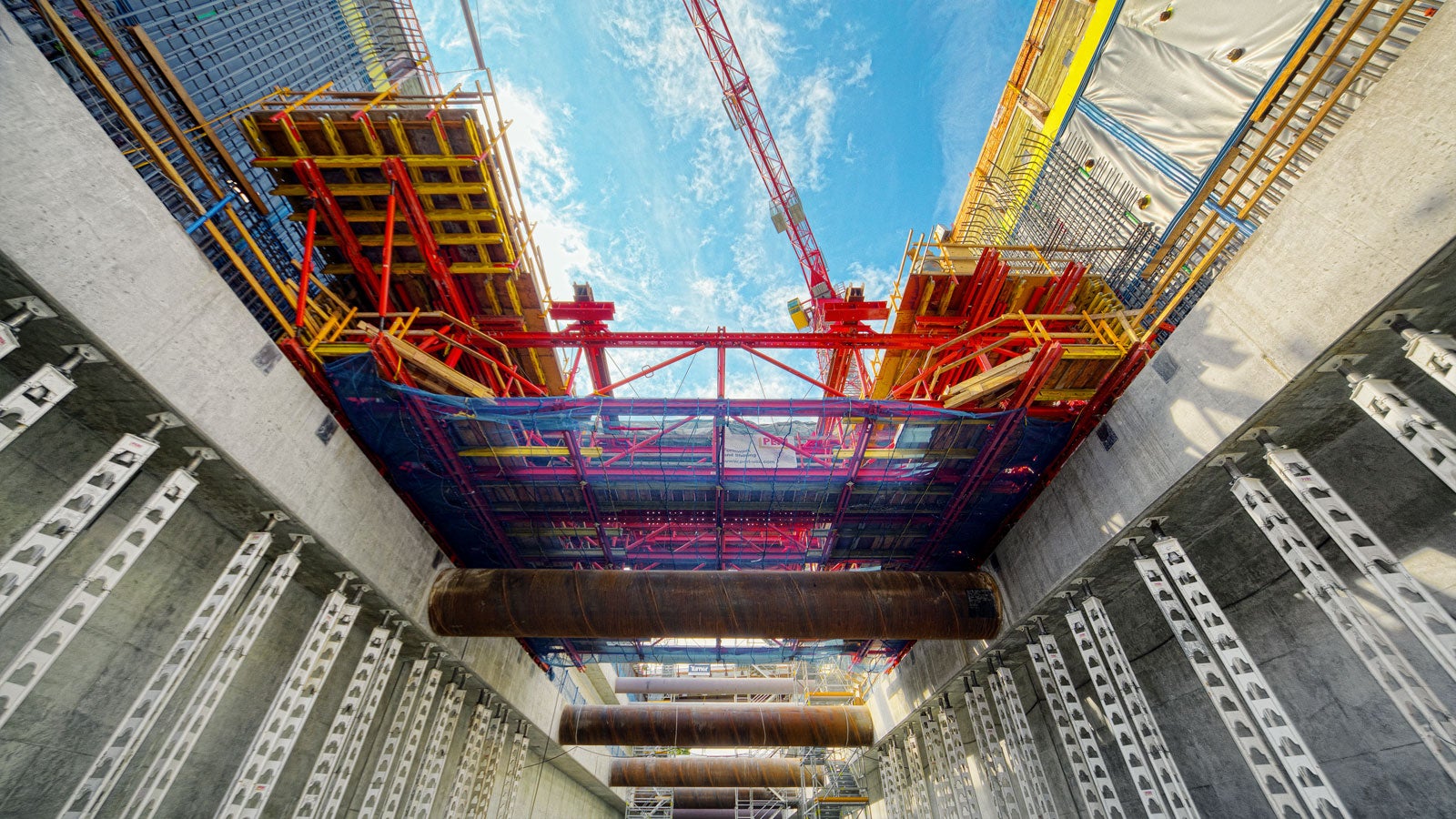 O carro de formas VARIOKIT garantiu sequências rápidas de formas para a construção da nova estação de metrô em Seattle. Os suportes para aplicações pesadas HD 200 serviram como suporte temporário para as vigas longitudinais.