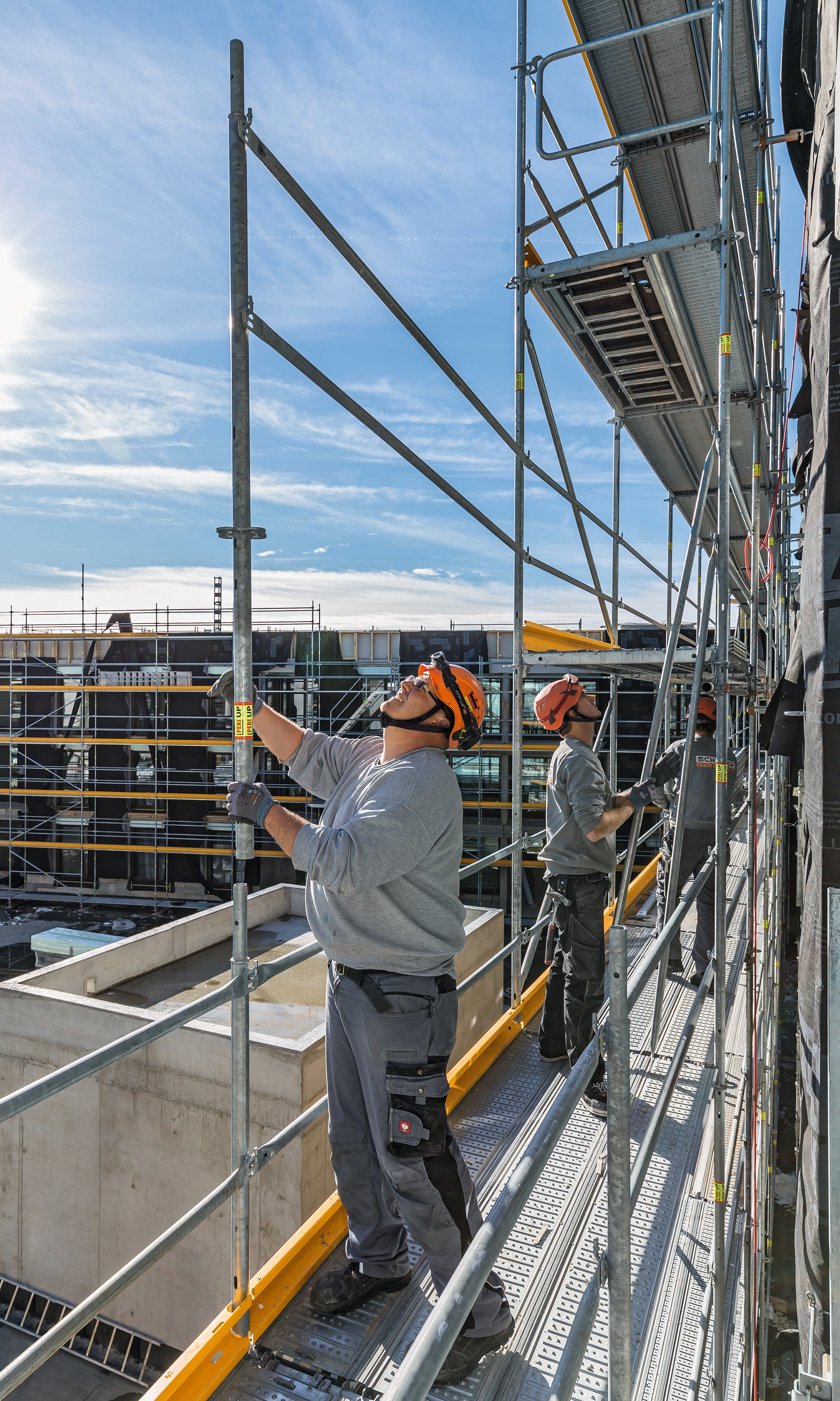 PERI UP Easy bietet systemintegrierte Sicherheit. Das Geländer der nächsten Gerüstlage wird mit dem Easy Stiel von der unteren, bereits gesicherten Ebene aus montiert – ganz ohne Zusatzbauteile.
