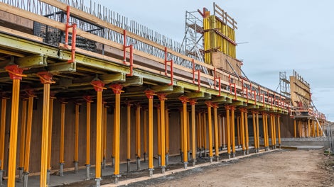 MULTIFLEX Standarddeckentisch-System mit VT20 Trägern und MULTIPROP Stützen | MAXIMO Schalung mit Schalhautstreifen.