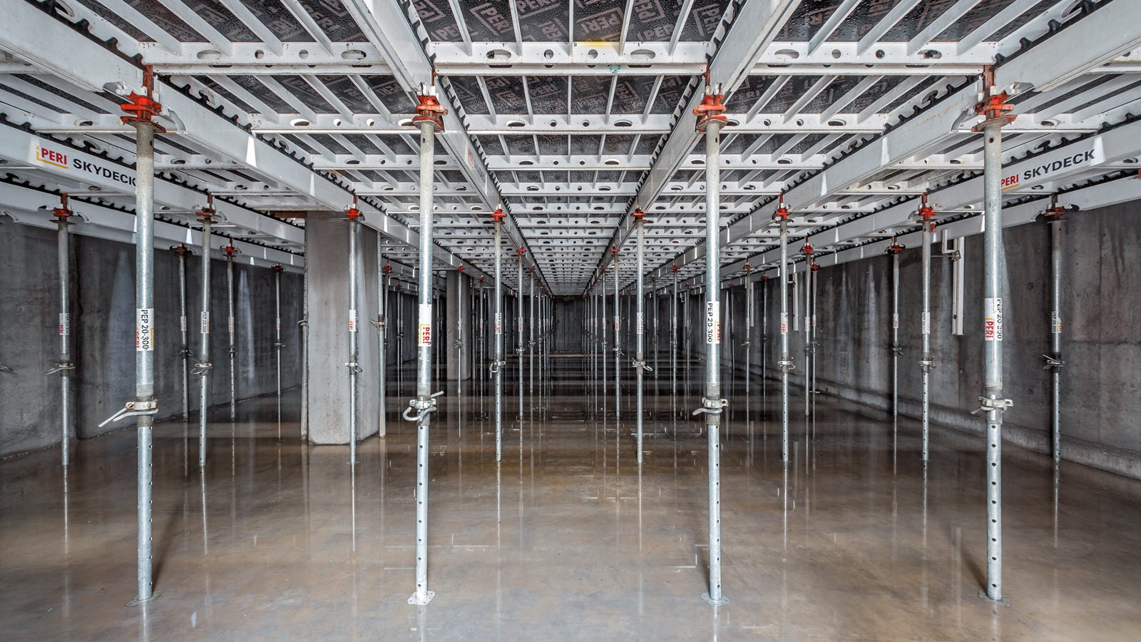 Die systematisierte Montagefolge der SKYDECK Paneel-Deckenschalung und die leichten Einzelteile aus Aluminium beschleunigten das Ein- und Ausschalen der Ortbetondecken.
