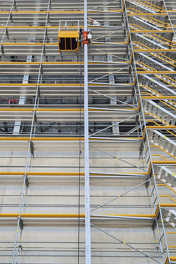 The newly introduced STS 300 Scaffold Transport System with removable and stackable baskets optimises working procedures for scaffolding projects. Visitors to the PERI exhibition hall were able to experience first-hand how the transport system works. 