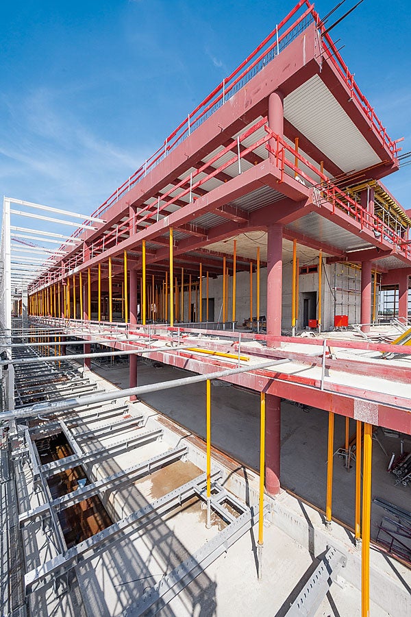 More than 4,500 MULTIPROP slab props carry the steel construction until, together with the hardened concrete, it is able to support independently. The up to 6.25 m extendable props only weigh 35 kg and can easily be moved by hand.