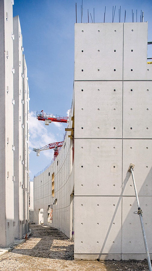 高大的墙体与立柱达到了顶级清水混凝土质量要求 - VARIO墙体模板是获得高质量结构表面、完成高造型要求墙体施工的成功基础。