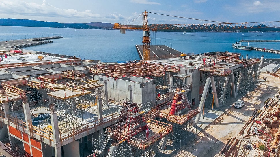 建造一个两层的客运、轮渡码头，占地面积25万平方米。