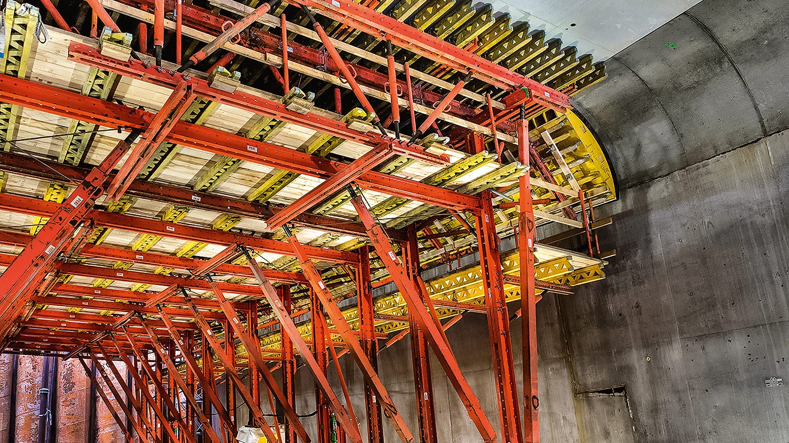 As far as possible, the PERI planning includes the use of standard system components. For the special shape of the arch, the team developes a project-specific formwork solution.