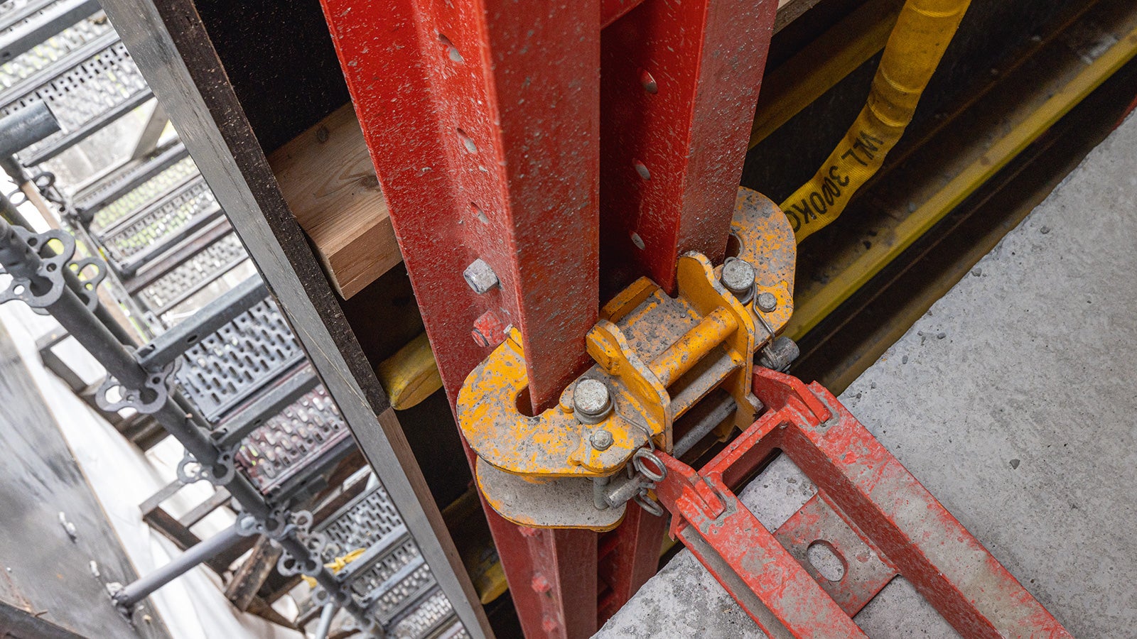 The RCS Climbing Protection Panel, positioned between the edge of the shell and the scaffolded steel structure, is connected to the structure at all times by means of climbing shoes.