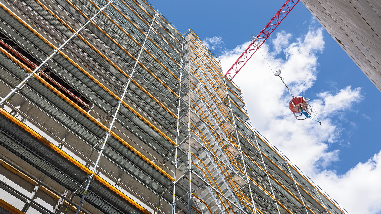 In addition to the low number of components and almost tool-free assembly, PERI UP stairs convince with the integrated guardrail in advance and assembly from a secured position.