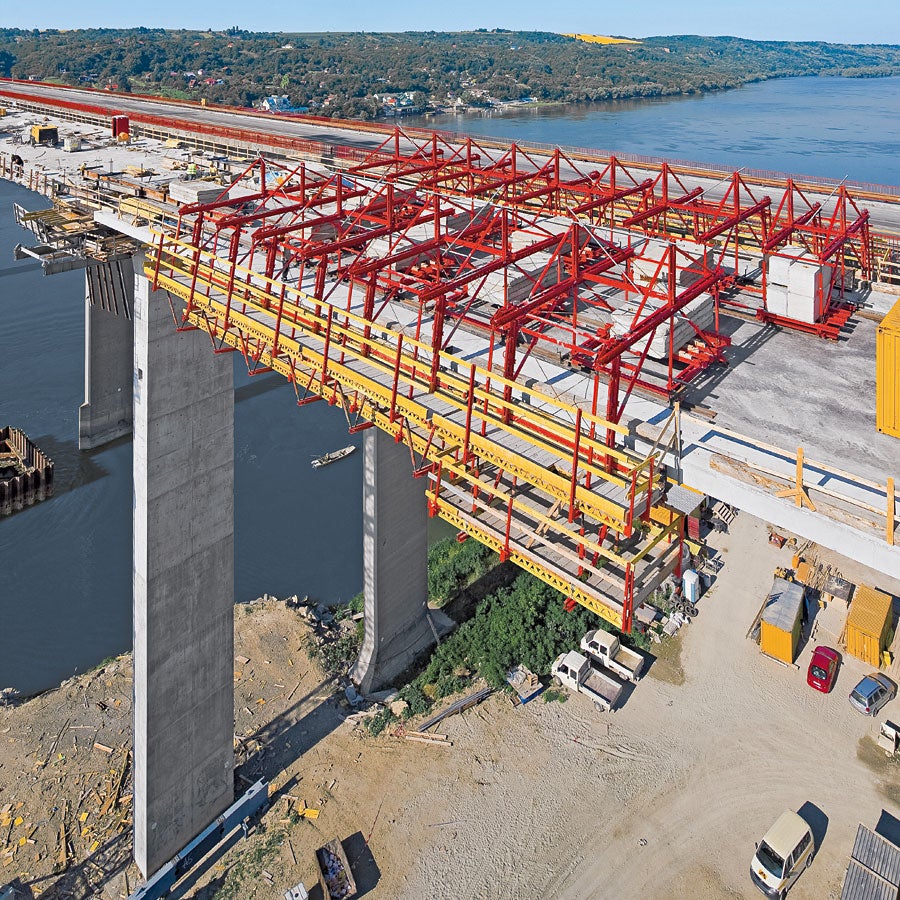 The parapet carriage moving on the bridge superstructure can easily be adapted to accommodate obstructions and any changes in the cross-section. All necessary adjustment work is carried out from the working platform.
