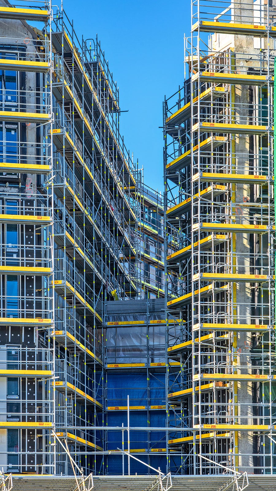 Dostępne różne długości pól rusztowania pozwalają na optymalne dopasowanie do złożonej geometrii obiektu. W razie potrzeby poszerzenia pomostu, wsporniki można szybko i bez użycia narzędzi montować bezpośrednio w rozecie ramy Easy. Fot. Wojciech Dziedzic