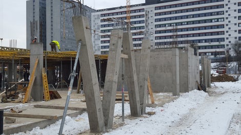 Stĺpy bpli vyhotovené pomocou formy z priehradových stropných nosníkov GT 24 vložených do veľkoplošných panelov stenového debnenia.