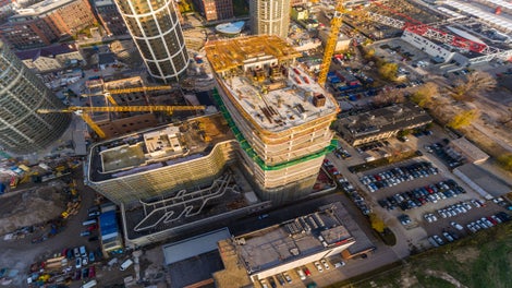 V úzkej spolupráci s vedením stavby bol pred začatím výstavby vypracovaný koncept riešenia všetkých debnení, kde bolo MAXIMO zvolené ako nosný stenový systém, ktorý následne zjednodušil a urýchlil debniace práce pri realizácii jadier, obojstranných a jednostranných stien a stĺpov.