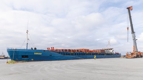 Con una longitud de 18 km, el túnel Fehmarnbelt será el túnel sumergido más largo del mundo y se considera una de las obras de infraestructura más grandes de Europa. PERI ha desarrollado una solución de ingeniería que se destacó por el rendimiento y la productividad requeridos, así como por el cumplimiento de los más altos estándares de seguridad.