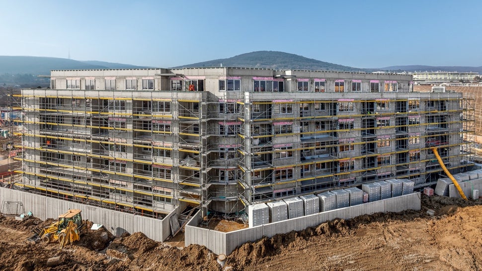 Na objekty bytového domu 03 a 05 bolo dodaných celkovo 10 000 m² lešenia PERI UP T 72. 