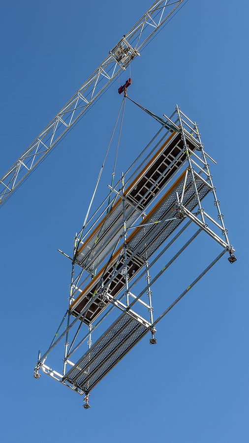 Selbst große Gerüsteinheiten lassen sich durch die zugfesten Verbindungen per Kran an die richtige Position setzen.