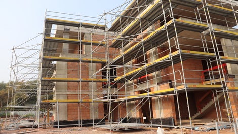 Фасадно скеле PERI UP Easy в комбинация с модулната система PERI UP Flex