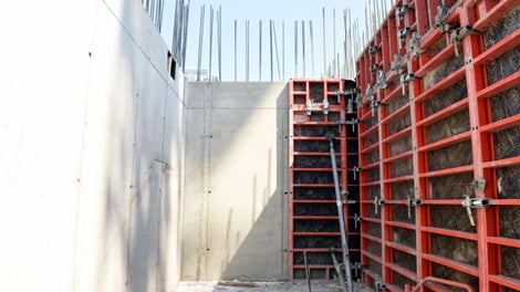 Декофриране на рамков кофраж TRIO при стълбищно ядро.