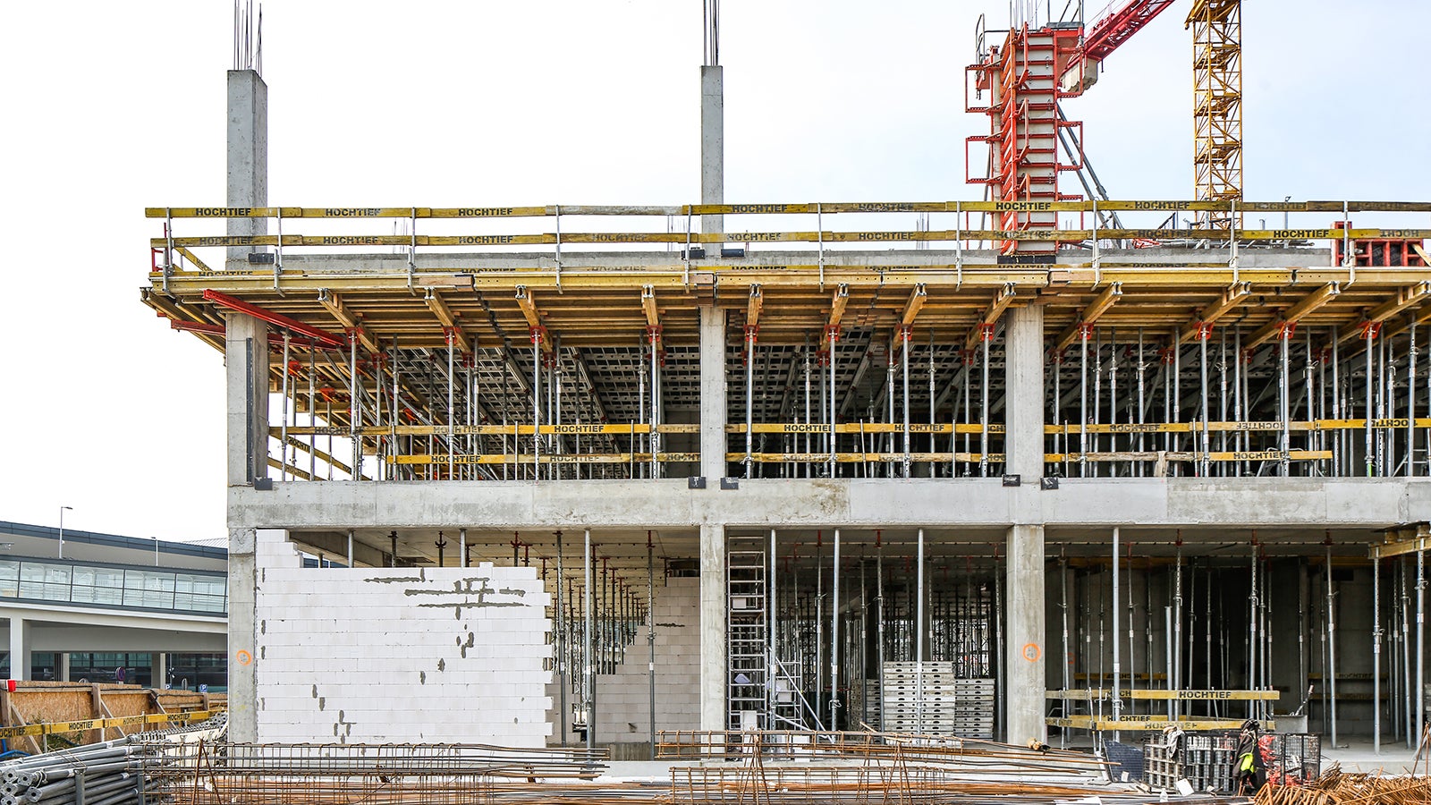 Airport City Gdańsk Zespół budynków biurowo - usługowych z niezbędną infrastrukturą techniczną i drogową - etap I (budynek B I "Alpha") przy ulicy Słowackiego w Gdańsku