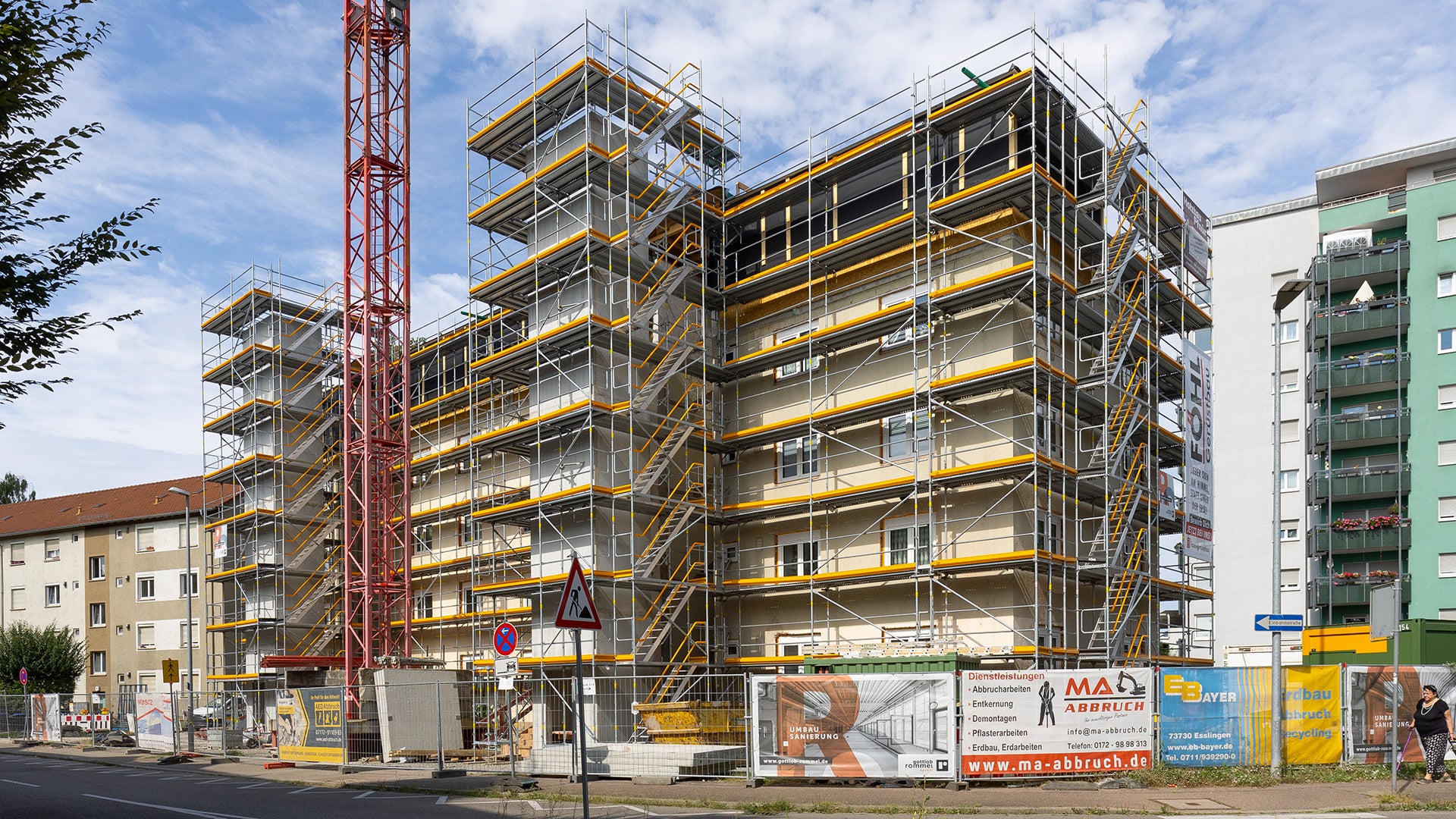 Die straßen- und stirnseitige Einrüstung erfolgte mit einem PERI UP Arbeits- und Schutzgerüst.