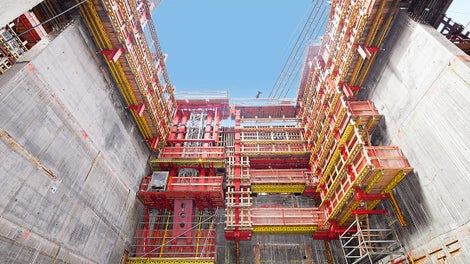 ACS自动爬架系统能够使混凝土泵布料杆和集成在系统中的施工梯塔架与爬架单元同时顶升，不需要吊车。