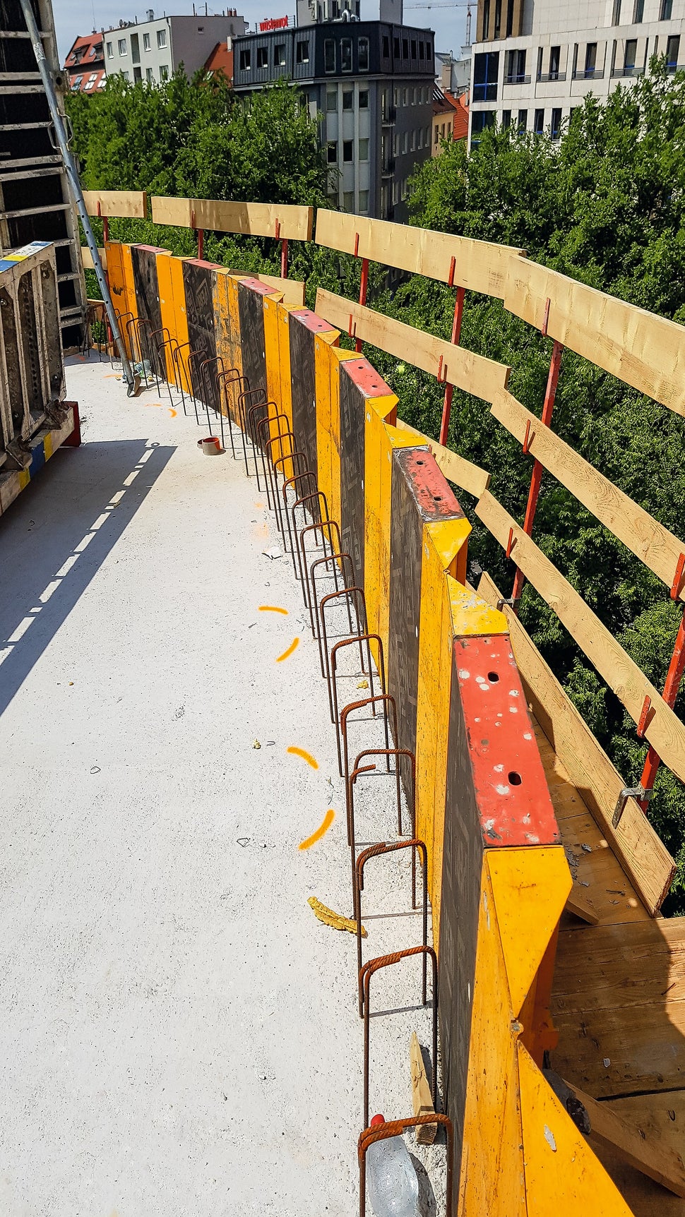 Dokonalý tvar oblúkov veže vďaka tvorivému riešeniu vyskladania panelov DOMINO v kombinácii s rohovými prvkami.