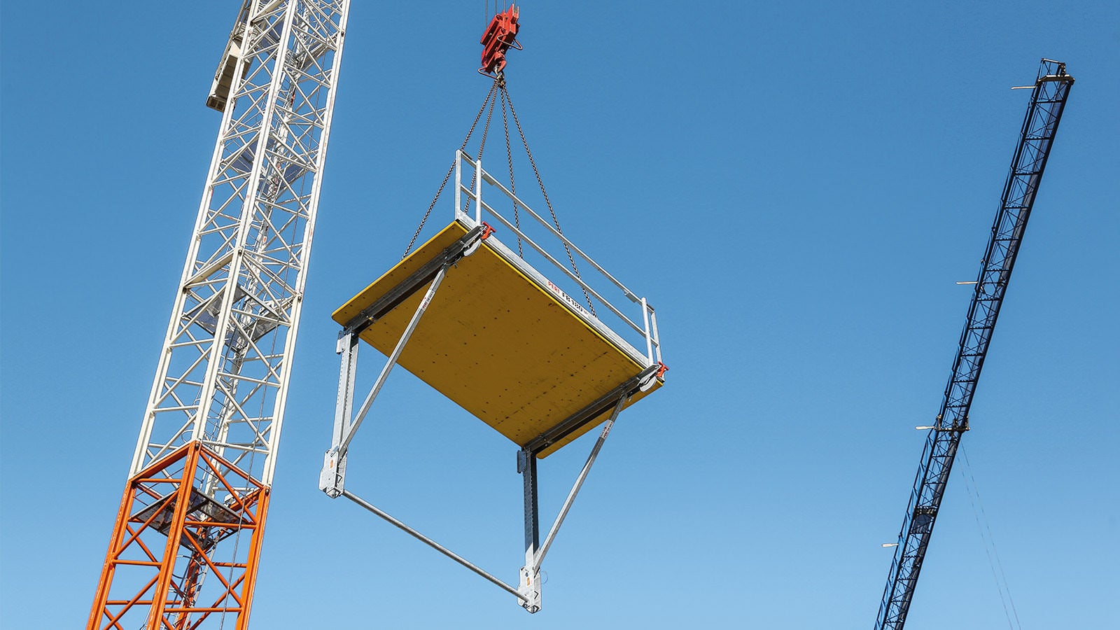 Die Faltbühne FB 180 wird komplett montiert auf die Baustelle geliefert. Durch den großen, gleichbleibenden Konsolenabstand und die geringe Anzahl von Bauteilen und Bühnentypen sind Lohn- und Material kosten besonders niedrig.<br/>