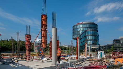 Bednění kruhových sloupů SRS přemísťované v celé výšce s pomocí jeřábu.