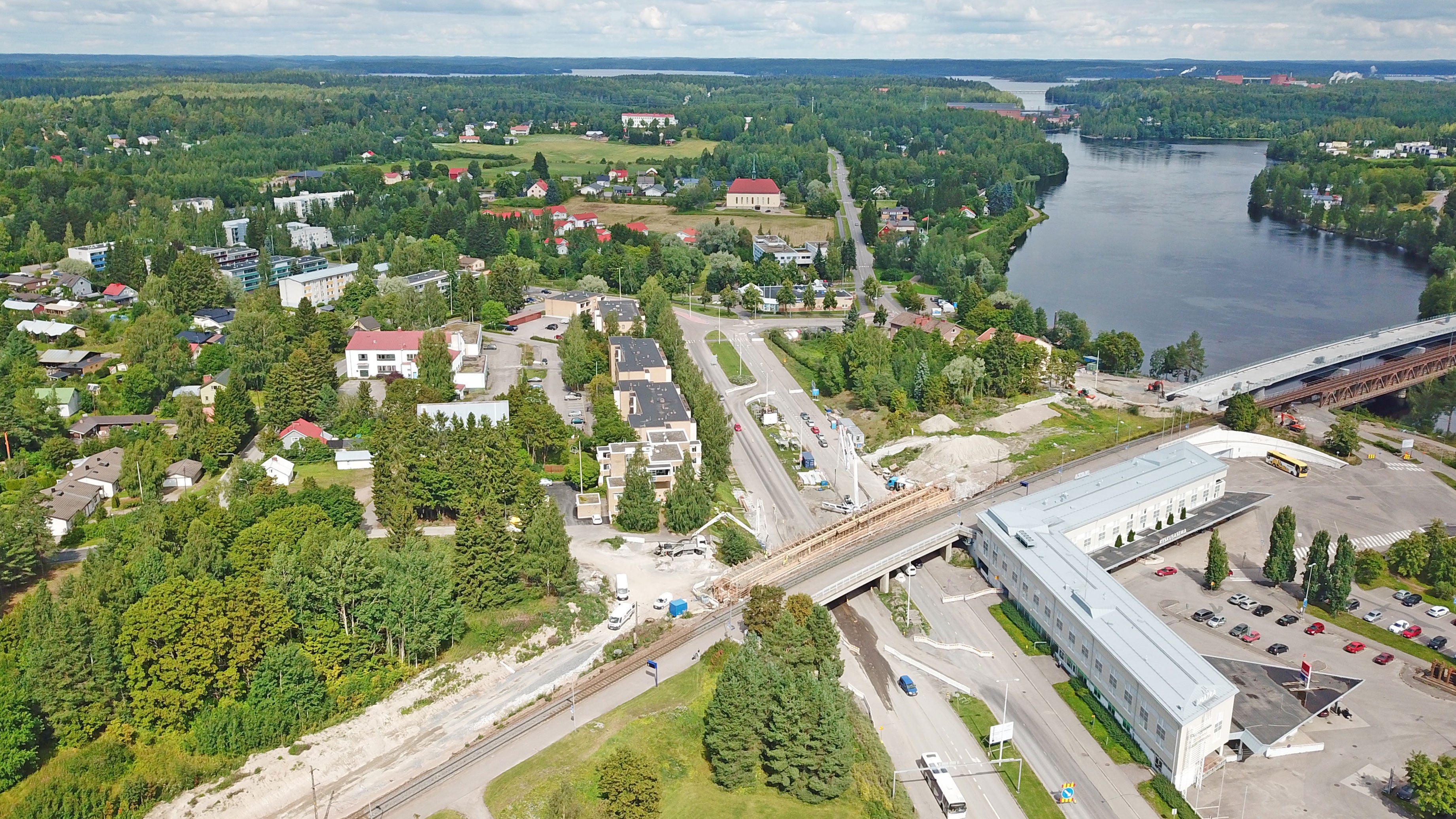 Tainionkosken uusi ratasilta rakentuu vanhan ratasillan viereen. 