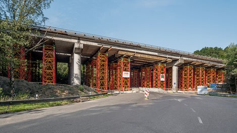 <p>Vytvořen&amp;iacute; dočasn&amp;eacute;ho podepřen&amp;iacute; mostu v havarijn&amp;iacute;m stavu podpěrn&amp;yacute;mi věžemi VST ze syst&amp;eacute;mu VARIOKIT.</p><br/>