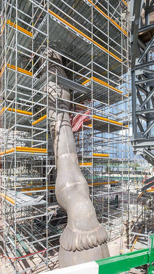 PERI UP was flexibly adapted to suit the organic shape of the bronze sculpture in 25 cm increments and thus provided optimum conditions for all necessary operational steps: adjustment, welding, processing, chasing and patinating.