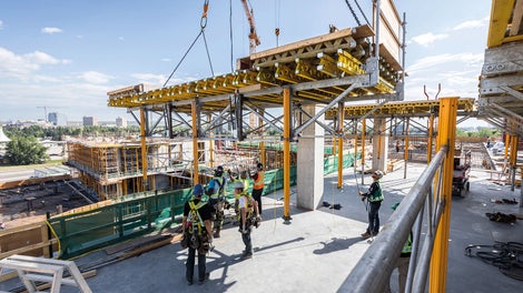 为了更好地满足施工现场的要求，总共绘制了400张装配、设计图纸，设计了218种不同规格的SKYTABLE台模。