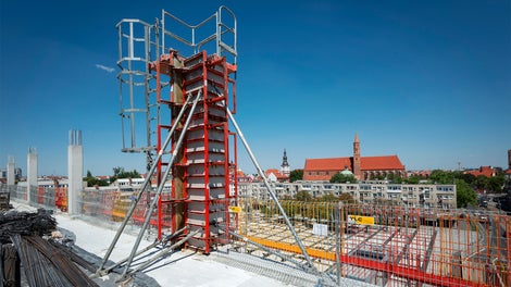 Słupy o poszyciu z tworzywa sztucznego dają wymaganą surową powierzchnię o lekkim połysku. 