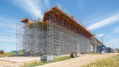 Przęsło mostu głównego wykonywane na wieżach podporowych ST 100 z deskowaniem VARIO.
